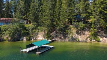 Un chalet au bord du lac, doté d’un quai et d’une rampe d’accès à l’eau abritée.