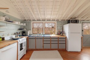 Private kitchen - Idyllic 3bd Cottage at Nauset Light - Walk to the Beach! (Eastham)