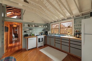 Coffee/tea maker, fridge, microwave, oven - Idyllic 2bd Cottage @ Nauset Lt - Walk to Beach! (Eastham)