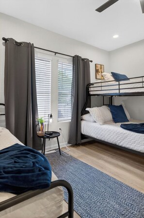 Iron/ironing board, WiFi, bed sheets - Lovely and Stylish Modern Home Near Downtown (San Antonio)