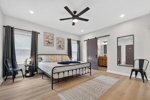 Iron/ironing board, WiFi, bed sheets - Lovely and Stylish Modern Home Near Downtown (San Antonio)