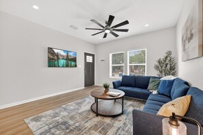 TV - Lovely and Stylish Modern Home Near Downtown (San Antonio)