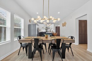 Dining - Lovely and Stylish Modern Home Near Downtown (San Antonio)