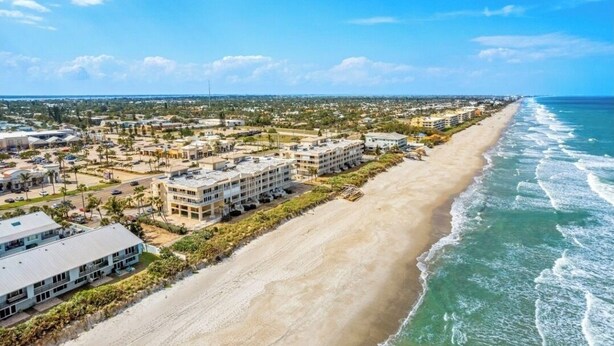 Beach nearby, sun-loungers, beach towels - Relax at our fully renovated peaceful beach condo in Satellite Beach (Satellite Beach)