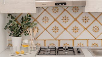 Oven, stovetop, cookware/dishes/utensils, dining table