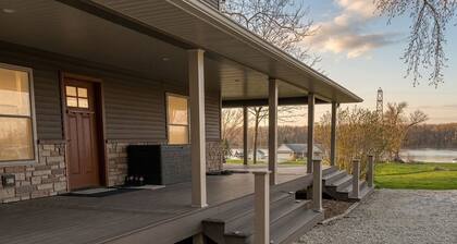 Newly Remodeled 3BR Riverfront Apartment w/ WiFi & Private Access