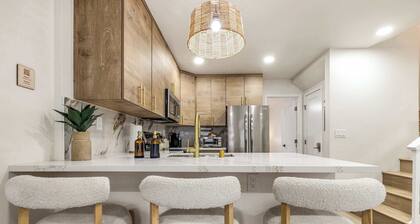 Upscale 3BR Coastal Retreat • Hot Tub • Walk to Bay