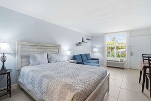 1 bedroom, WiFi, bed sheets - 2nd Floor Efficiency - Close to Beach and Downtown (Naples)
