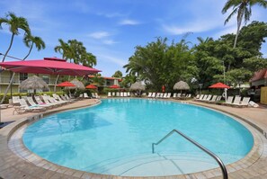 Pool - 2nd Floor Efficiency - Close to Beach and Downtown (Naples)