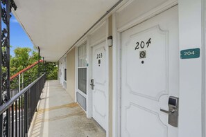 Exterior detail - 2nd Floor Efficiency - Close to Beach and Downtown (Naples)