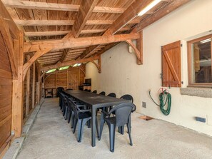 Outdoor dining - Vrbo Property (Crevant)