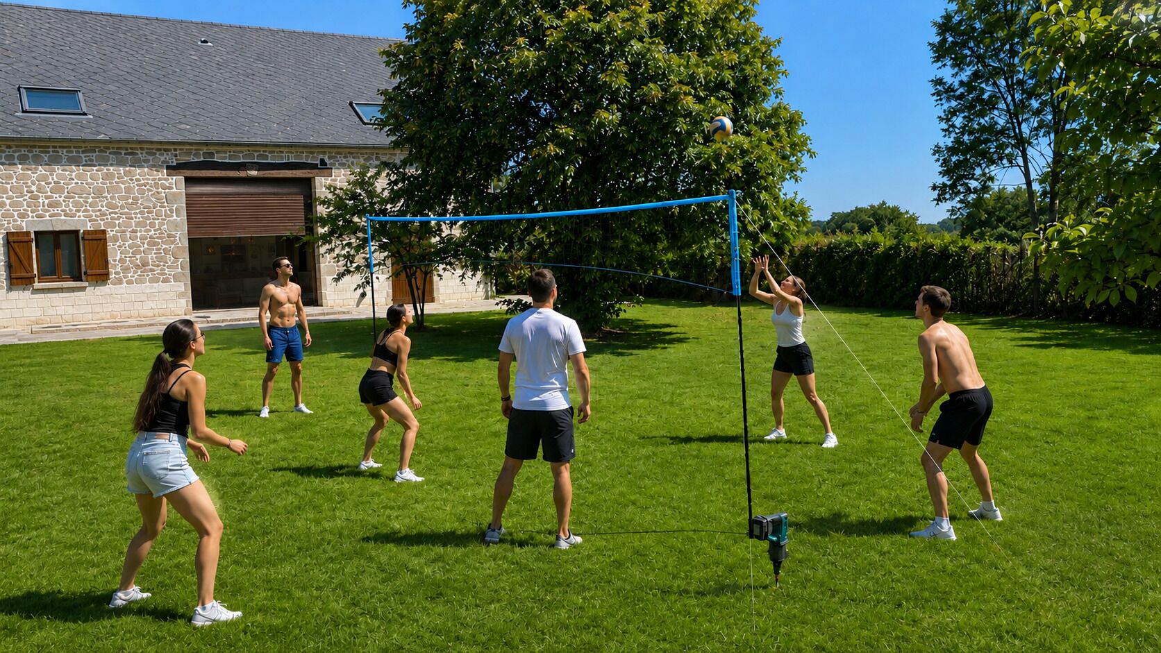 En gruppe mennesker spiller volleyball på en græsplæne med et hus i baggrunden.