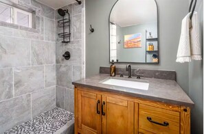 Hair dryer, towels, soap, toilet paper - Creekside retreat + hot tub near Sedona (Cornville)
