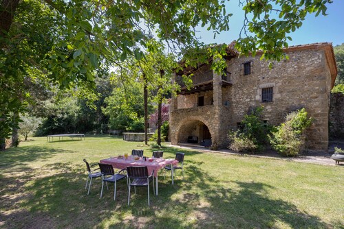 Garrotxa Nature House by Fidalsa