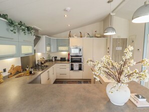 Cookware/dishes/utensils - P and M Luxury Lodge Br15 (Lincoln)