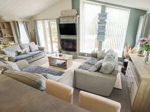 Living area - P and M Luxury Lodge Br15 (Lincoln)