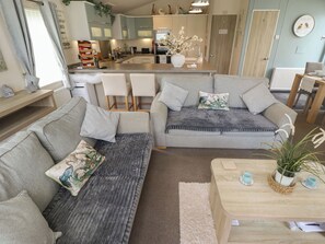 Living area - P and M Luxury Lodge Br15 (Lincoln)
