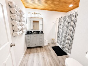Shower, hair dryer, towels, soap - Fishing Pier + Lakefront Double Deck + Walk to Marina + Near Rocker B (Graford)