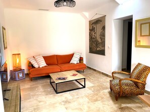 Living area - Single-storey house in the Capucins district - near Paicherou swimming pool and Cité (Carcassonne)