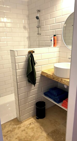 Shower, hair dryer, towels, soap - Single-storey house in the Capucins district - near Paicherou swimming pool and Cité (Carcassonne)