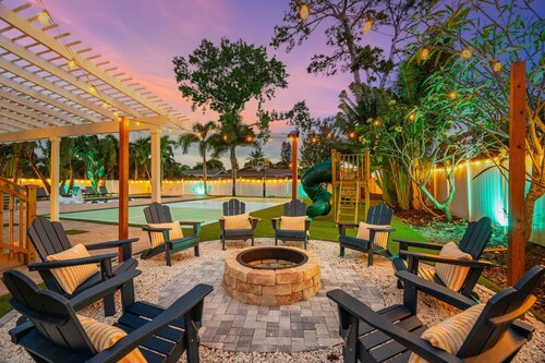Pickleball Galore! Putt Putt, Heated Pool, & Much More! Game Room! Sleeps 19