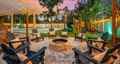 Pickleball Galore! Putt Putt, Heated Pool, & Much More! Game Room! Sleeps 19