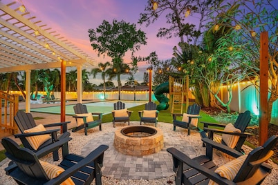 Pickleball Galore! Putt Putt, Heated Pool, & Much More! Game Room! Sleeps 19