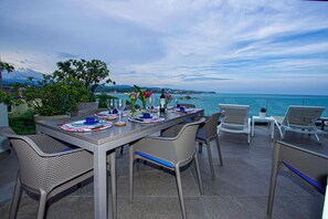 Outdoor dining - Luxury penthouse with private Jacuzzi* ocean views*. (Bahias de Hutulco)