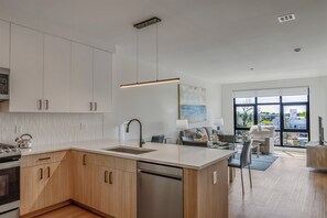 Fridge, microwave, oven, stovetop - Short drive to TCNJ & Trenton Airport - Petfriendly Queen Room (Princeton)