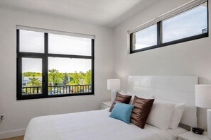 Desk, iron/ironing board, travel cot, free WiFi - Short drive to TCNJ & Trenton Airport - Petfriendly Queen Room (Princeton)
