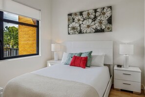 Desk, iron/ironing board, travel cot, free WiFi - nr Bus stop, 1BR w/ Access to Princeton Shops & Downtown (Princeton)