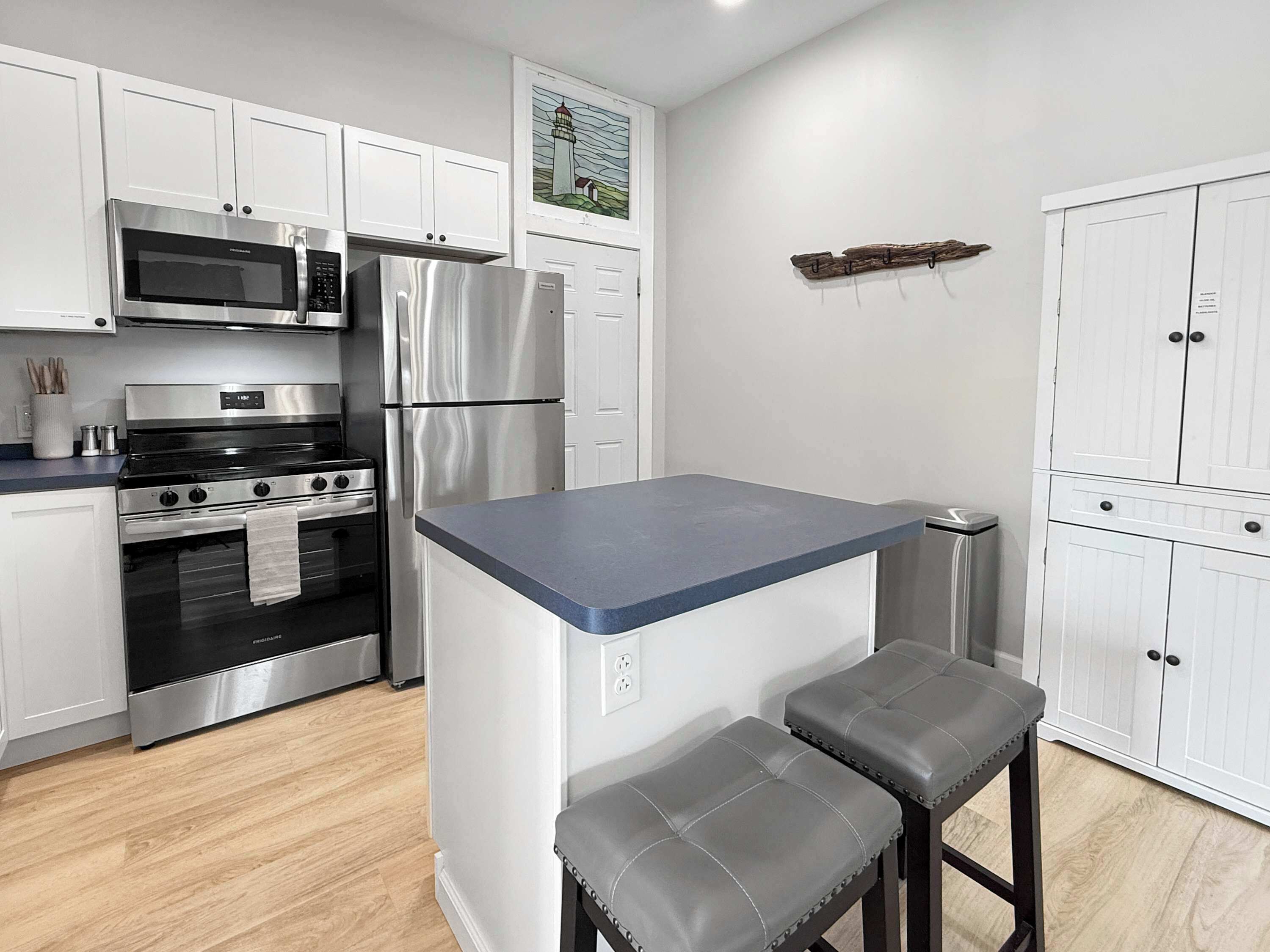 Refrigerador, microondas, horno, placa de cocina