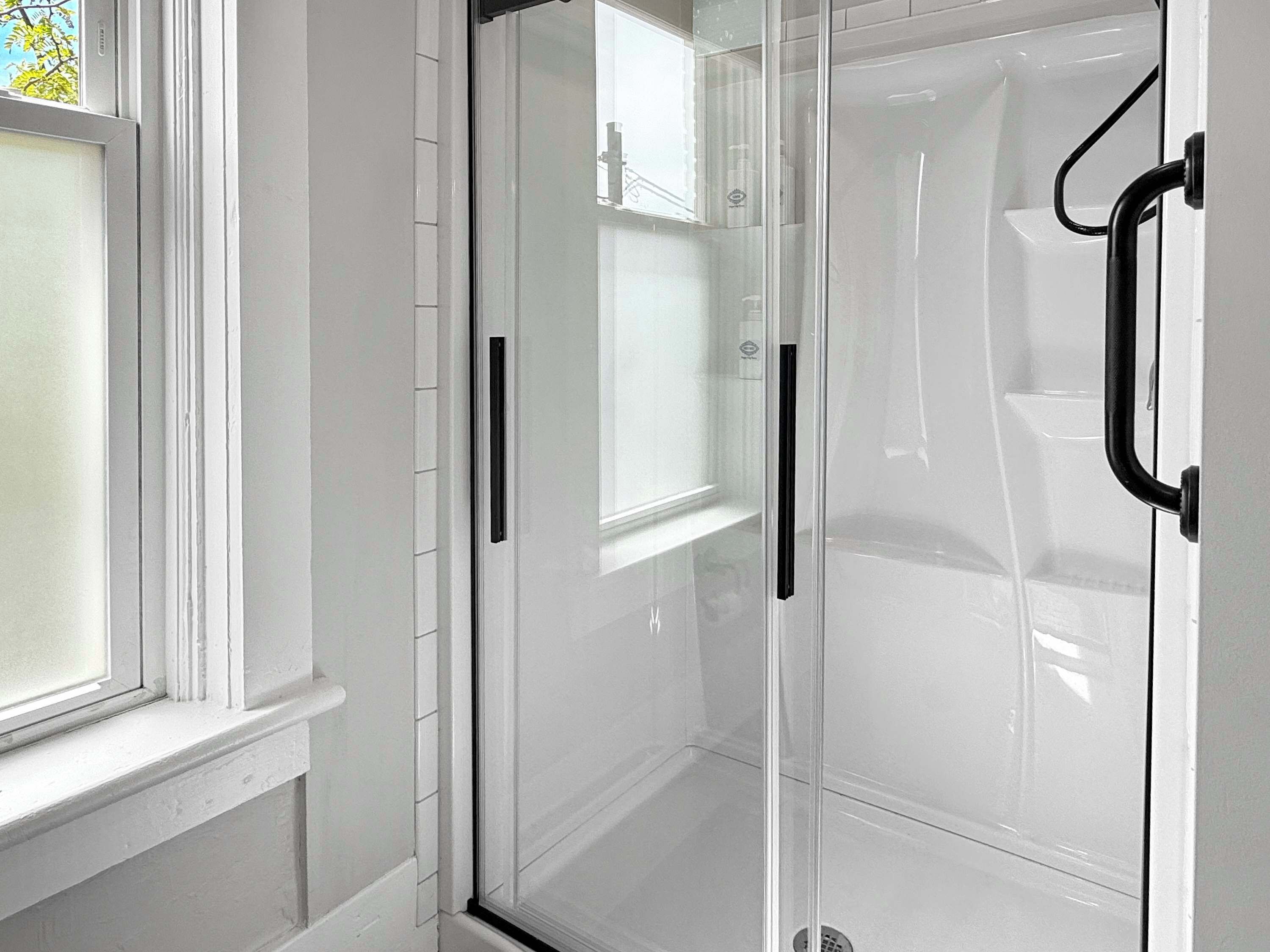 Een douche, een haardroger, handdoeken, shampoo