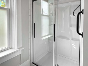 Dusche, Haartrockner, Handtücher, Shampoo