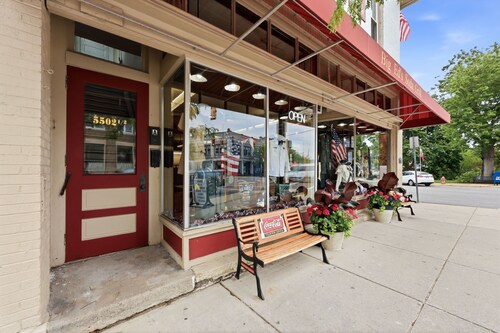 Downtown Vermilion Apartment - Sleeps 4 - Walk to Lighthouse