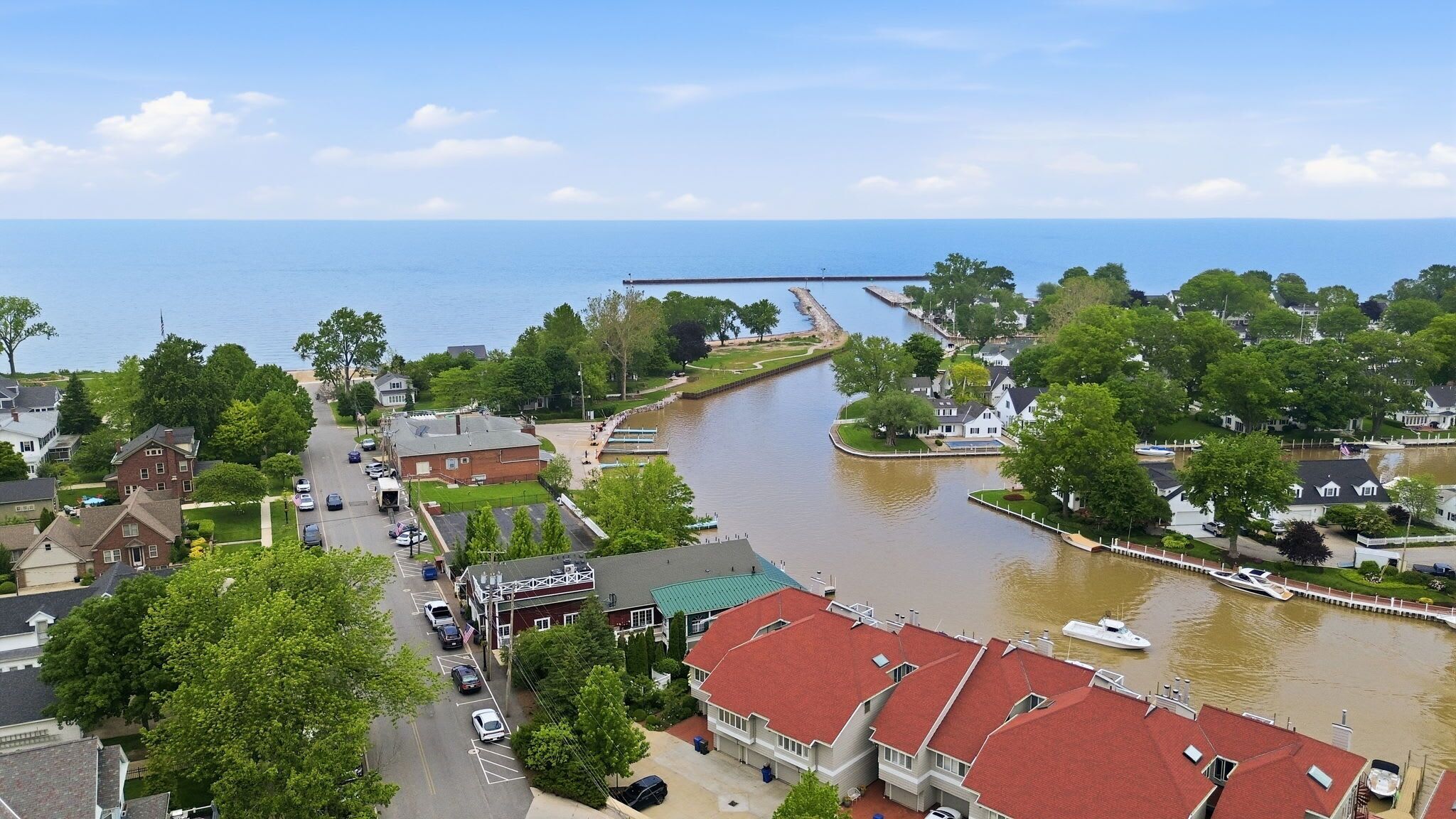 Eine Flussstadt mit Brücke, Häusern und einem Anlegesteg.