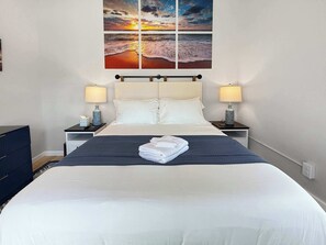 Tabla de planchar con plancha, wifi, ropa de cama