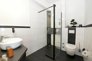 Asciugacapelli, asciugamani, sapone, shampoo