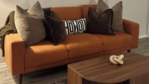 Un salon avec un canapé, une table basse et un tapis.