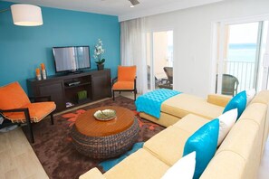 Living area - Cozy 2-bedroom condo in peaceful East End with AC and gym (East End)