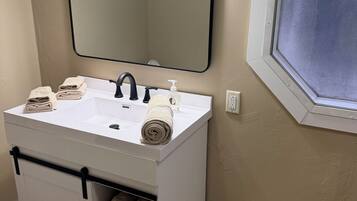 Douche, sĂšche-cheveux, serviettes fournies, savon