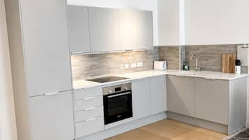 Fridge, oven, stovetop, dishwasher