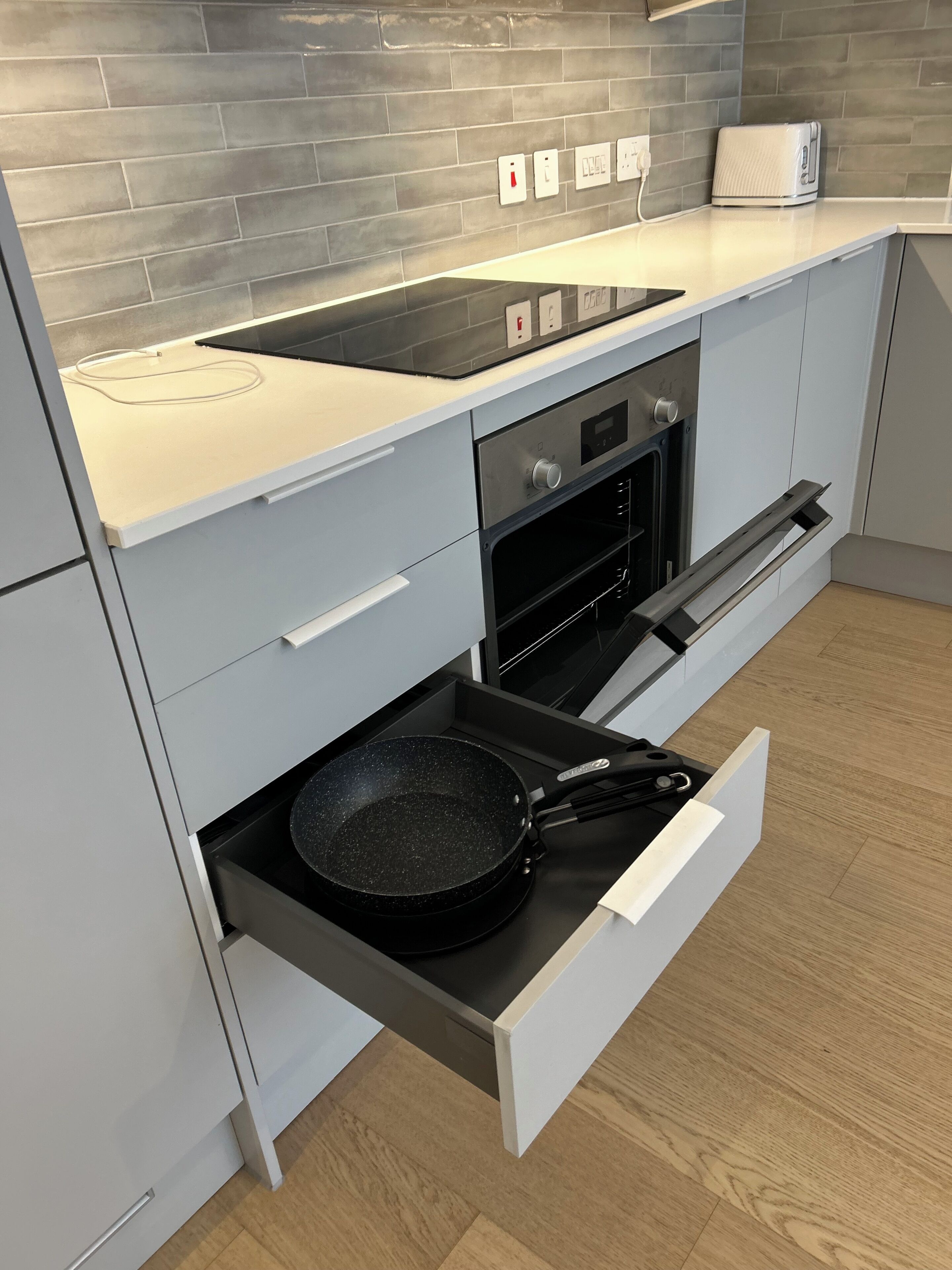 Fridge, oven, stovetop, cookware/dishes/utensils