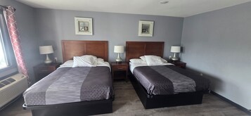 Habitación estándar doble | Cortinas opacas y tabla de planchar con plancha