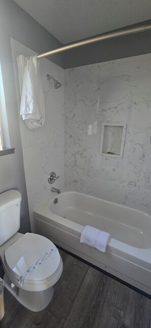 Standard Single Room | Bathroom | Towels, soap, shampoo, toilet paper