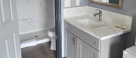 Standard Double Room | Bathroom | Towels, soap, shampoo, toilet paper