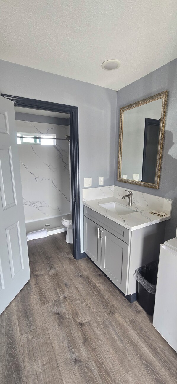 Standard Double Room | Bathroom | Towels, soap, shampoo, toilet paper