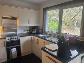 Cottage | Dapur pribadi | Peralatan masak/sendok-piring