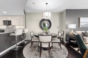 Dining - Modern 2-bedroom condo in Marina District of beautiful downtown San Diego (San Diego)
