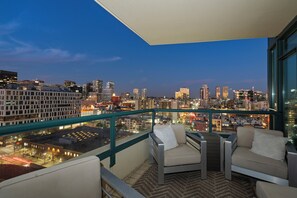 Property grounds - Modern 2-bedroom condo in Marina District of beautiful downtown San Diego (San Diego)